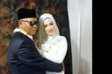 Kakek Tuan Tanah Nikahi...