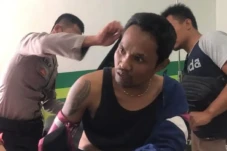 Mr X Serang Polisi Pakai...