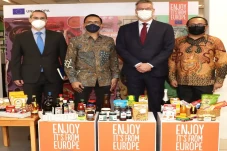 Pererat Hubungan dengan...
