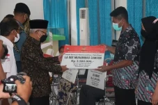 Wapres Serahkan Bantuan...