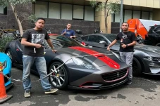 Mobil Ferrari Indra...