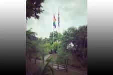Kedubes Inggris Kibarkan...