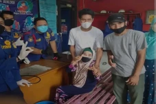 5 Petugas Pemadam Kebakaran...