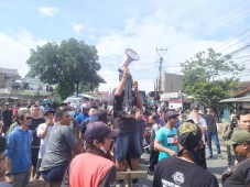 Warga Blokir Jalan Nasional...