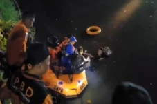 Mandi di Sungai Loji,...