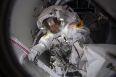Helm Terisi Air, Astronot...