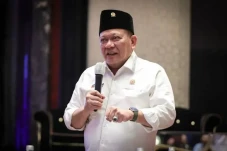 Kedubes Inggris Kibarkan...