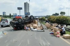 Diduga Pecah Ban, Mobil...