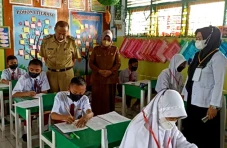 Pantau Ujian SD, Wakil...