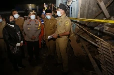Sambangi Korban Longsor...