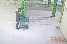 Curi Uang Kotak Amal...