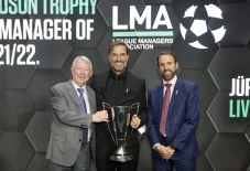 Guardiola Gigit Jari,...