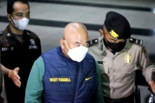 KPK Serahkan Berkas...