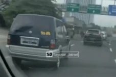 Lagi Bawa Pasien, Mobil...