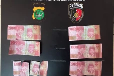 Cetak dan Edarkan Uang...