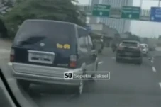 Viral Mobil Pelat Diplomatik...