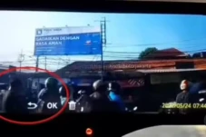 Melintas di Terminal...