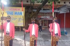 Ada Pasukan Bertombak...