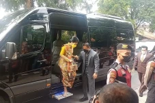 Hadiri Pernikahan Adik...