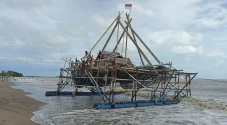 Dihantam Ombak 2 Meter,...