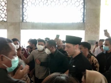 Mesut Ozil Senang Salat...