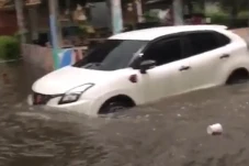 Hujan Lebat, Mobil Terjebak...