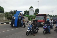Truk Hebel Terguling...