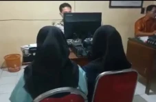 2 Gadis Jagoan Lumpuhkan...
