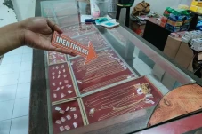 Pura-pura Mencoba, Wanita...