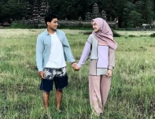 Berbagi Momen Mesra,...