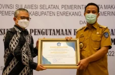 Gubernur Sulsel Raih...