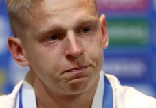 Sambil Menangis, Oleksandr...