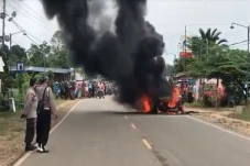 Kendari Gempar, Minibus...