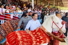 Momen Jokowi Nonton...