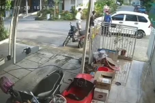 Tak Terima Ditegur Ngebut...