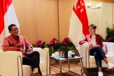 Temui Menkominfo Singapura,...