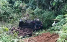 Pikap Bermuatan Bahan...