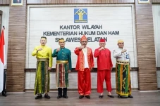 Kenakan Pakaian Adat...