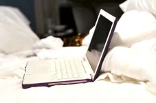 Bahaya Main Laptop di...