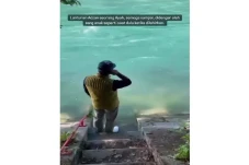 Momen Ridwan Kamil Lantunkan...
