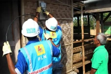 PLN Beri Bantuan Penyambungan...