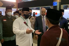 Menag Yaqut Berikan...