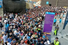 Formula E Usai, Antrean...