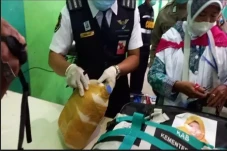 Bawa Beras, Koper Milik...