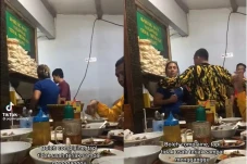Viral! Emak-emak Marah...