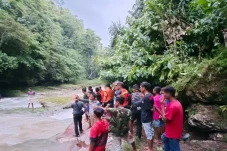 Mandi di Sungai, 2 Pemuda...