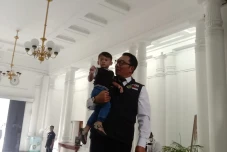 Gendong Anak Bungsu...