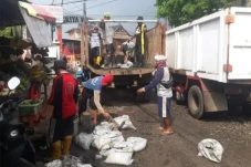 Satgas PU Makassar Bersihkan...