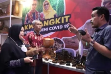 Pengunjung Minati Produk...