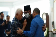 Temui Ridwan Kamil,...